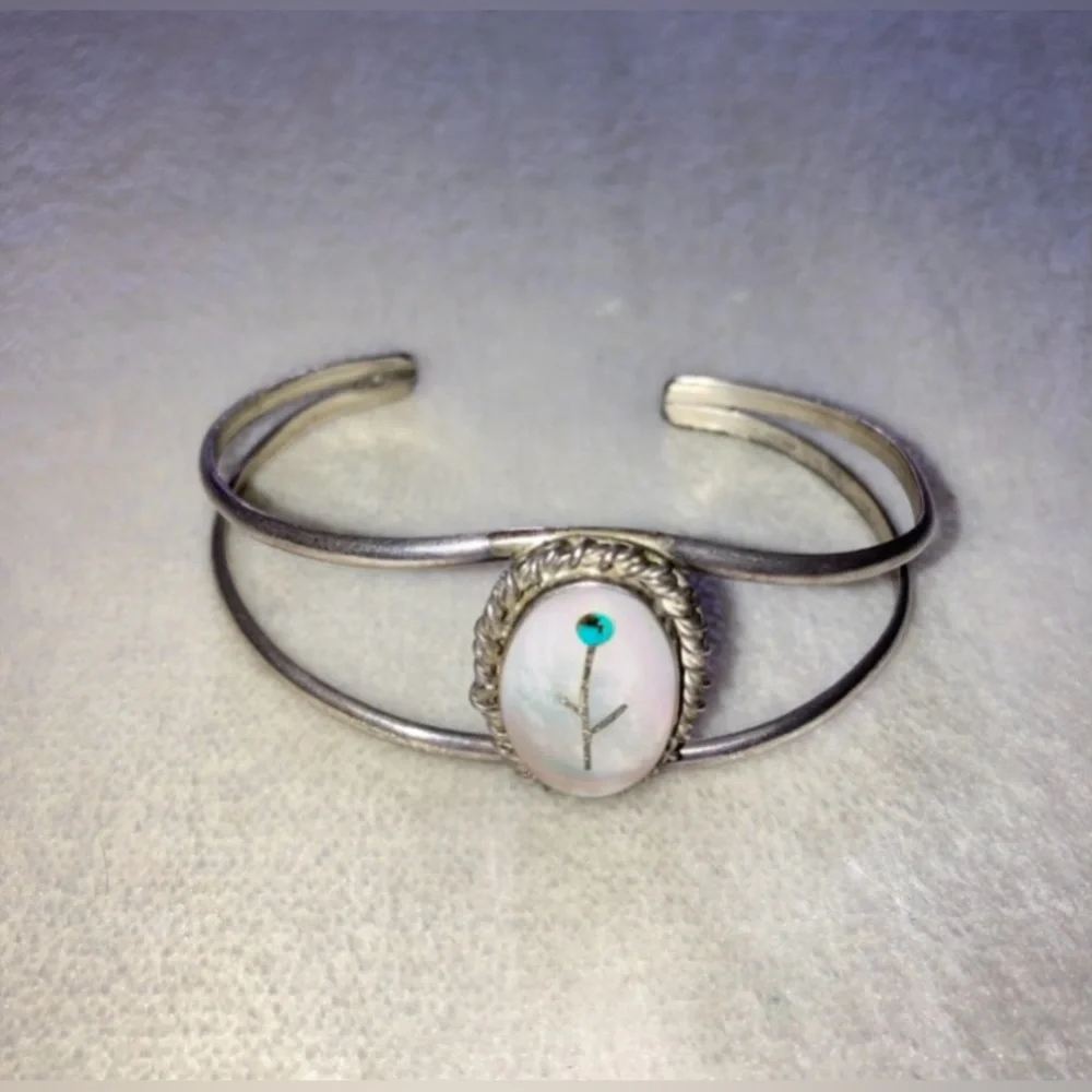 STUNNING vintage Zuni silver, mother of pearl, turquoise flower inlay bracelet - Picture 2 of 6